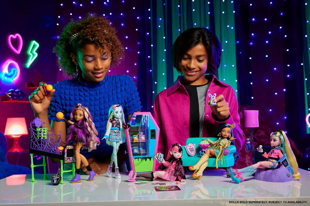 Monster High Playset with Doll House Furniture, 2 Pets & Accessories K373
